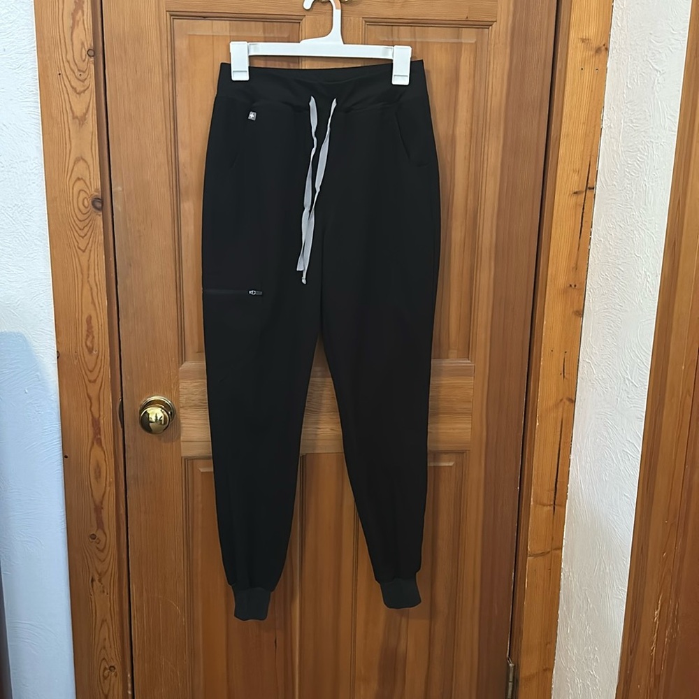 FIGS highwaisted jogger scrub pants S in black